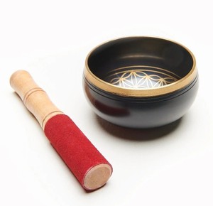 Bol chantant rond en bronze noir avec bord plaqué or et motif en relief pour la prière, la méditation et la décoration - Product Image 4