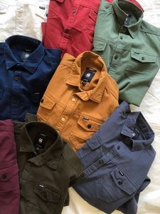 Chemise en jean moderne pour homme à col montant et manches longues – Élégante, décontractée, douce, légère et confortable pour le bureau, les voyages et le quotidien - Product Image 2