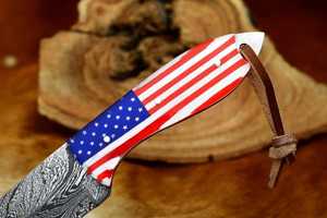 Couteau de chasse artisanal en acier Damas avec manche à motif drapeau américain et étui en cuir, lame à pointe tombante - Product Image 3