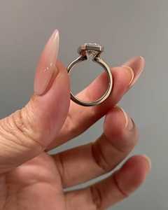 Bague de fiançailles en diamant de laboratoire taille émeraude 3 carats, couleur E, clarté VVS2, sertie clos, certifiée IGI - Product Image 4