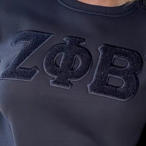 Sweat-shirt en chenille noir ton sur ton Zeta Phi Beta pour femme, broderie monochrome des lettres grecques ZΦΒ, pull décontracté - Product Image 5