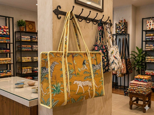 กระเป๋าผ้าลายเสือดาวสีเหลืองสไตล์โบฮีเมียน พร้อมซิปปิด น้ำหนักเบา ทนทาน ขนาด 18 นิ้ว มีช่องด้านใน ซักทำความสะอาดได้ - Product Image 2
