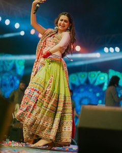 Lehenga Choli de Seda Estampada Multicolor para Mujer con Dupatta |   Vestido Tradicional Gujarati Garba para Festivales y Fiestas - Product Image 4