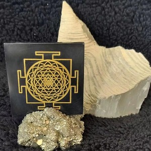 Magnifique plaque de charge carrée en agate noire gravée du mantra Shree Yantra Navkar, cristal énergétique, décoration d'Halloween pour la maison - Product Image 2