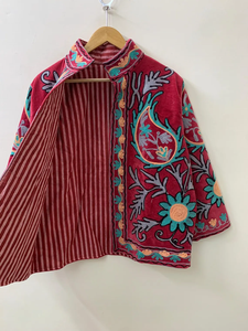 Blouson aviateur Suzani en velours rouge brodé à la main Vêtements d'extérieur à fleurs en cuir de poisson pour les festivals - Product Image 4