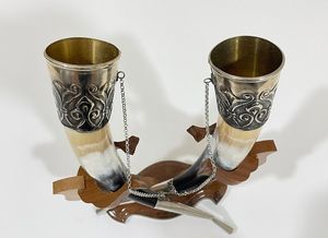 Corne à bière vintage en argent avec motif moulé, style Viking, avec support en bois pour bar et restaurant à prix raisonnable par UO - Product Image 6