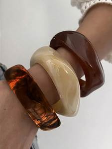 Brazalete de Resina Hecho a Mano con Acabado Brillante, Joyería de Diseño Único para Mujer - Product Image 1
