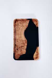 Bandejas de Almacenamiento de Lujo con Resina Epoxi Efecto Ola Oceánica y Madera Natural de Acacia con Asas Metálicas Doradas Premium para un Entretiempo Elegante en el Hogar - Product Image 4