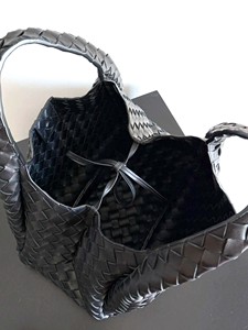 Sac fourre-tout noir en cuir véritable tressé à la main Royaa pour femme, bandoulière unique, style Normcore/Minimaliste, ouvert, portable et tendance - Product Image 2