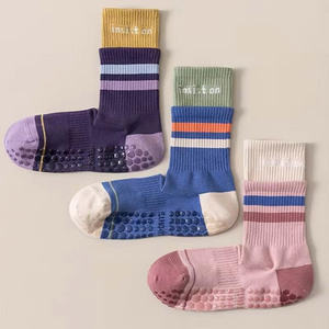 Chaussettes de sport antidérapantes en coton extensible respirant et confortable pour yoga, pilates et fitness, idéales pour l'entraînement en intérieur - Product Image 4