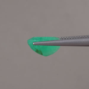 มรกตขายส่งจากผู้จัดจำหน่ายอิสระ (รับรองว่าเป็นมรกตธรรมชาติ) รูปทรงวงรี 3.88 กะรัต ขนาด 11x8 มม. สีเขียวพรีเมียม ขัดเงา/เคลือบน้ำมัน - Product Image 2