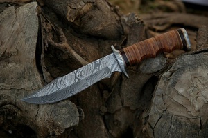Couteau Bowie artisanal en acier Damas d'A&M ENTERPRISES, avec étui en cuir, manche robuste, pour la survie, le camping et les usages professionnels. - Product Image 2