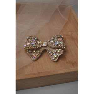 Broche de Lazo con Cristales Iridiscentes y Pavé Dorado, Accesorio Elegante y Dulce - Product Image 1