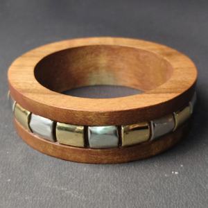 Bracelet en bois bicolore de qualité supérieure avec incrustation alternée de laiton et d'argent – Manchette géométrique moderne en bois poli à la main - Product Image 2