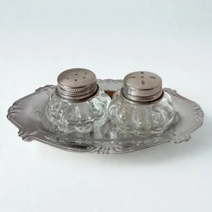 Juego de Salero y Pimentero Plateados con Cuerpos de Vidrio y Tapas Metálicas en Bandeja Decorativa, Utensilios para Hierbas y Especias - Product Image 1