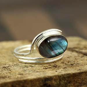 Gourik High Polish Blue Labradorite Oval Gemstone 925 Sterling Silver Bezel Setting Vintage Women's <b>Ring</b> - Product Image 3