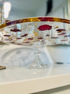 Support à gâteau rond en résine fait main Artizon Studio avec des paillettes dorées, lavage à la main uniquement, modèle AS-2297 - Product Image 4