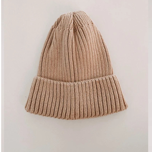 Gorro de invierno personalizado de punto grueso con diseño gráfico de retrato jacquard, estilo streetwear, fabricado por un fabricante de prendas de vestir. - Product Image 3