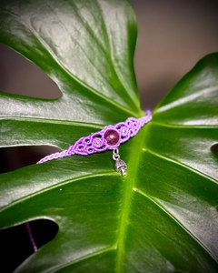 Bracelet en macramé violet fait main avec améthyste, réglable, style bohème, avec breloque clochette, bijoux pour femmes - Product Image 3