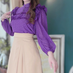 Blusa de mujer al por mayor con estampado de puntos suizos, volantes en el pecho, ribete de encaje y botones, manga larga, ideal para el trabajo y tiendas de moda. - Product Image 2