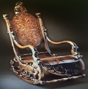 Fauteuil à bascule vintage en bois avec des sculptures florales complexes et un siège robuste. Disponible à prix de gros. - Product Image 3