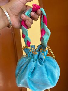 กระเป๋าผ้าโพลีสีน้ำเงินทำมือขายส่ง แบบถักลายดั้งเดิม สำหรับงานแต่งงานและงานเทศกาล พร้อมหูหิ้วและเชือกทองสำหรับรูดปิด - Product Image 1