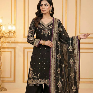 Ensemble de tenue ethnique trois pièces élégant : Kurti brodé floral, bas assorti et dupatta contrastant style Salwar - Product Image 1