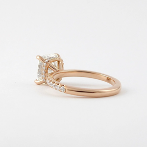 Bague de fiançailles en diamant taille coussin en or 14 carats avec diamants latéraux, certifiée IGI, style classique - Product Image 2