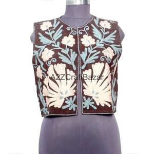 เสื้อแจ็คเก็ตผ้าฝ้ายพิมพ์ลายดอกไม้สไตล์วินเทจสำหรับผู้หญิงจาก A2ZCraftBazar ผ้าระบายอากาศดี มีโลโก้ด้านหลัง แขนสั้น - Product Image 5