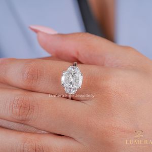 Anillo de Compromiso de Lujo con Tres Diamantes Cultivados en Laboratorio con Corte Cojín y Diamantes Laterales en Forma de Media Luna, Oro Blanco de 18K, Anillo de Boda Personalizado - Product Image 6