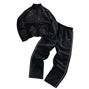 ชุดวอร์มพรีเมียมแบบซิปเต็มตัว ผ้าฟลีซ ประดับคริสตัลสั่งทำพิเศษ เสื้อผ้าสตรีทแวร์สุดหรู ผู้ผลิต OEM ชุดฮู้ดดี้และกางเกงจ็อกเกอร์ผู้ชาย ขายส่ง - Product Image 2