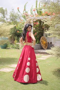 Lehenga de Seda Romana de Diseñador con Blusa sin Mangas de Encaje Espejo 24 Kali Flare, Atuendo Tradicional Indio - Product Image 1