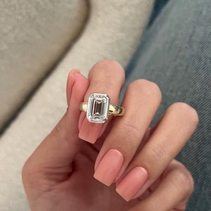 Bague de fiançailles Art Déco unique avec diamant de laboratoire taille émeraude de 3 carats, pureté VVS2, sertie clos, deux tons blancs, certifiée IGI - Product Image 5