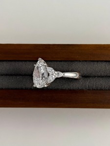 แหวนหมั้นเพชรทรงลูกแพร์ 3 กะรัต ได้รับการรับรองจาก IGI สี D ความสะอาด VS1 ตัวเรือนทองคำขาว 14K สำหรับผู้หญิง - Product Image 5