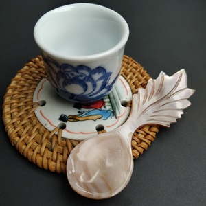 Cuillère à servir en nacre naturelle ILAHI, faite à la main, style bohème, blanche, non toxique, pour les fêtes, Uttar Pradesh - Product Image 1