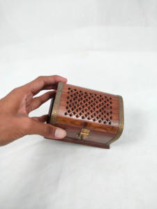 Boîte à souvenirs en bois de manguier de couleur personnalisée faite à la main Finition antique Magnifiquement gravée Organisateur de bijoux Idées de cadeaux uniques - Product Image 2