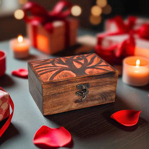 Petite boîte carrée en bois gravée au laser sur mesure, boîte à bijoux gravée au laser, boîte de rangement, étui à bagues en gros - Product Image 1