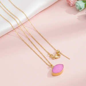 Colgante de latón hecho a mano con drusa de azúcar rosa, cadena de eslabones chapada en oro de 18 quilates, joyería de piedra natural, regalo minimalista de lujo para mujer - Product Image 1