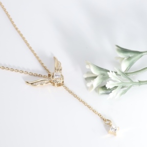 Collier pendentif Snitch doré jaune avec ailes d'ange classiques, diamant de laboratoire et cristal, chaîne lariat, bijoux fins, cadeau pour femme - Product Image 1