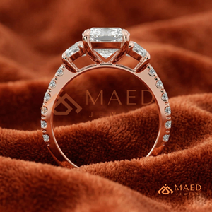 แหวนแต่งงานเพชรทรงคุชชั่นทองคำโรสโกลด์ 14K แบบคลาสสิก ประดับเพชรสามเม็ด พร้อมก้านแหวนขัดเงาสำหรับผู้หญิง - Product Image 3