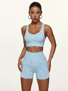 Ensemble de sport 3 pièces pour femme : soutien-gorge de sport à bretelles et dos ajouré, short d'entraînement taille haute froncé aux fesses et bandeau - Product Image 1