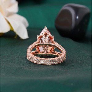 Anillo de Diamante Solitario en Forma de Pera Rojo Intenso de 6.01 CT, Cultivado en Laboratorio, Chapado en Oro Rosa de 14K con Oro Amarillo y Blanco, Regalo para Cualquier Ocasión - Product Image 4