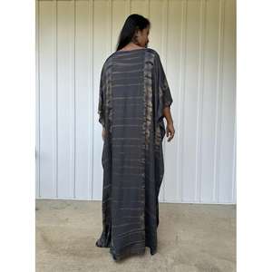 Robe longue kaftan gris tie-dye pour femme, coupe ample, élégante, idéale pour les vacances et la détente - Product Image 4