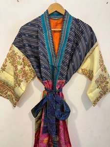 Robe kimono en soie de sari recyclée faite à la main, confortable, patchwork, paréo de plage, peignoir, imprimé floral, pour l'été et le printemps - Product Image 2