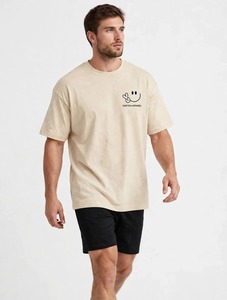 เสื้อยืดแขนสั้นสีเบจสำหรับผู้ชายของ Oneten Apparel ลายการ์ตูนหน้ายิ้มพร้อมสัญลักษณ์สันติภาพ คอกลม - Product Image 6