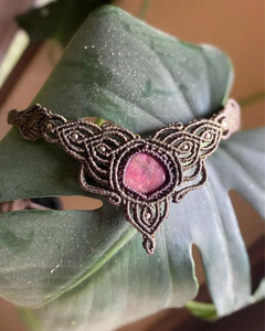 Collar de Macramé Hecho a Mano con Piedras Preciosas Rosas, Cordón Marrón, Diseño Intrincado de Mariposa, Joyería Boho con Cristales Curativos - Product Image 1