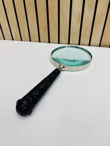 Lupa de Mano de Latón Hecha a Mano de 4'' con Mango de Diseño |   Lente Clásica de Inspección y Lectura - Product Image 4