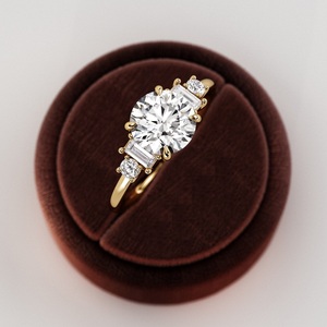 Bague de fiançailles élégante avec cinq pierres de diamant de laboratoire rondes brillantes de 2 carats, certifiées IGI E VS1, diamants CVD, or 14k/18k - Product Image 3