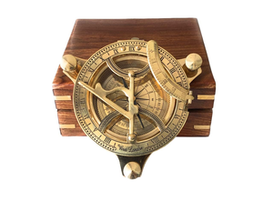 Astrolabe en laiton avec boîte en bois, instrument de navigation nautique vintage, décoration disponible chez Competitive Office Decor - Product Image 3