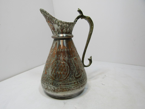 Carafe à eau en métal vintage, pichet décoratif antique gravé, carafe en métal artisanale traditionnelle pour la décoration intérieure et les collectionneurs - Product Image 2